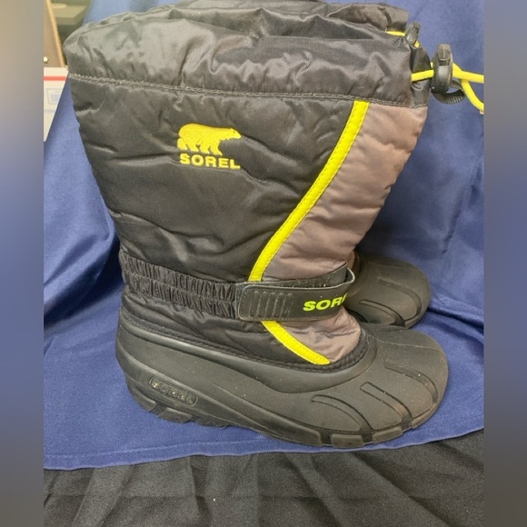 Kids Sorel Snow Boots, size 4, Black/Gray/Neon color. Preloved - Picture 2 of 5